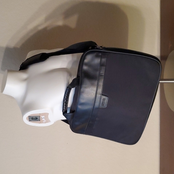 Kenneth Cole Reaction R-Tech Vinyl Laptop Case/Messenger Bag - Picture 2 of 10